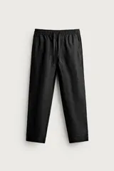 Pantalón relaxed fit de lino color negro, con cintura elástica ajustable con cordón y bolsillos frontales.