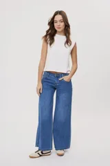 Pantalón jean wide leg de tiro medio, con pierna amplia de caída recta, diseño clásico de cinco bolsillos, pasacintos y cierre frontal con botón y cremallera.