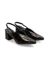 Zapato stiletto destalonado de cuero con estampado carey, diseño de punta fina, taco cuadrado forrado y tira ajustable con hebilla en el talón.