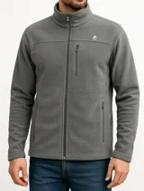 Campera polar gris con cierre frontal, cuello alto y bolsillos laterales con cierre.