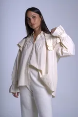 Camisa color crema con doble cuello Claudine con volado y puños Oxford.