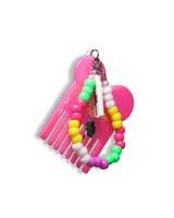 Llavero con forma de peine de plástico color rosa brillante, decorado con una pulsera de cuentas de colores vibrantes y dijes colgantes.