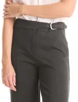 Pantalón wide leg negro de cintura alta con pretina prolongada que cierra con hebilla metálica en el lateral. Presenta una costura vertical frontal y pinzas de entalle en la parte posterior.