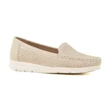 Mocasines color beige con capellada perforada y suela blanca.