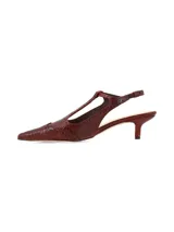 Zapato slingback tipo oxford con textura símil cocodrilo, color bordó, de taco fino bajo, punta fina, tiras en T y tira ajustable con hebilla en el talón.
