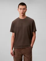 Remera de manga corta Calvin Klein confeccionada en tejido de piqué, con cuello redondo y logo de la marca bordado sutilmente en el centro del pecho.