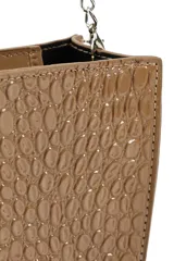 Bandolera color bordó con textura símil cocodrilo, cierre superior y cadena metálica plateada como correa y detalle en los bordes.