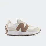 Championes New Balance modelo 327, en combinación de tonos beige y blanco con la icónica letra 'N' en color marrón gamuzado en el lateral. Suela dentada de goma que se extiende hacia el talón.