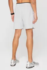 Short de entrenamiento Fabletics, color azul marino, con cintura elástica y diseño deportivo. Cuenta con forro interno, bolsillos laterales y bolsillo oculto.