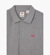 Chomba Levi's de corte regular, color gris melange, con mangas cortas, cuello camisero y botonadura frontal con tres botones. Cuenta con el logotipo Batwing bordado en miniatura sobre el pecho.