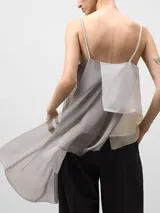 Top de tirantes con escote recto, confeccionado en poliéster reciclado. Presenta un diseño de capas superpuestas semitransparentes de diferentes largos tanto en el frente como en la espalda.