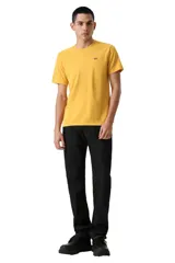 Remera de algodón color amarillo con cuello redondo, mangas cortas y logo pequeño de Levi's bordado en el pecho.