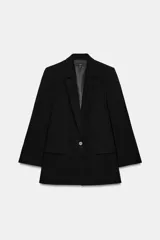 Blazer marrón de cuello solapa con muescas, manga larga y bolsillos de vivo con solapa. Cierre frontal con un botón.