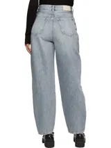 Pantalón de jean celeste con corte globo, tiro alto, cinco bolsillos y roturas en ambas piernas.