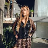 Minifalda marrón con estampado animal print y pretina elástica.