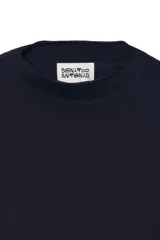 Camiseta cropped fit de manga larga color blanco, con cuello redondo, corte relajado y acabados irregulares.