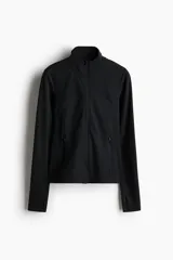 Campera deportiva negra de corte ajustado, con cuello elevado, cierre frontal y bolsillos laterales con cierre. Presenta aberturas para el pulgar en las mangas largas.
