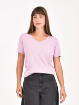 Remera de algodón blanca, de corte clásico y cuello redondo, con mangas cortas.