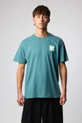 Remera verde con logo estampado en el pecho.