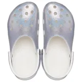 Zuecos Crocs modelo Classic Glitter II con acabado de brillo holográfico multicolor y tira pivotante en el talón.