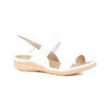 Sandalias bajas Korium Alaida de cuero sintético blanco, con dos tiras anchas sobre el empeine, ajuste con velcro en el tobillo y plantilla acolchada color beige.