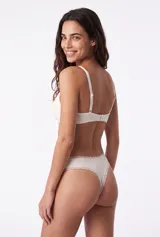 Pack de dos bombachas tipo colaless de color negro con sutil estampado de lunares blancos, confeccionadas con detalles de encaje en la cintura y un pequeño lazo en el centro.