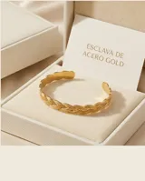 Esclava abierta de acero con baño de oro, con diseño trenzado en relieve.