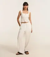 Pantalón recto de mujer confeccionado en viscosa con superficie texturizada. Presenta cintura elástica con lazo de ajuste y diseño fluido.