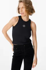 Musculosa de tejido acanalado en color blanco, con cuello redondo y diseño ajustado. Presenta un pequeño bordado decorativo en el centro del pecho.