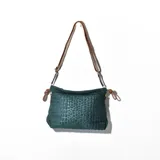 Bandolera verde con textura tipo piel de cocodrilo, correa larga regulable y cierre superior.