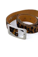 Cinto de cuero con estampado animal print y hebilla metálica plateada.