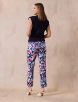 Pantalón de gabardina elastizada con estampado floral multicolor, pretina ancha elastizada y corte recto.