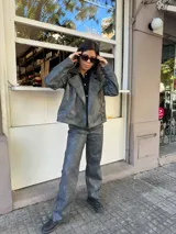 Chaqueta gris con cierre frontal y cuello solapa.