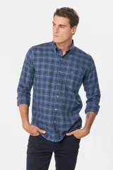 Camisa de manga larga confeccionada en viyela de algodón, con diseño de cuadros en tonos azules y negros. Presenta cuello abotonado, cierre frontal con botones y logo bordado en el pecho.
