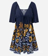 Vestido corto de viscosa con estampado floral y de follaje en tonos mostaza, blanco y azul marino. Presenta escote pronunciado en V con lazo y fruncido en el busto, mangas cortas abullonadas y elástico (lastex) en la espalda. La falda es evasé con un ruedo con volado.