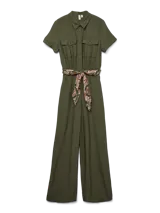 Mono largo color verde militar con cuello camisero, mangas cortas, cierre frontal de botones y bolsillos cargo en el pecho. Incluye un cinturón de tela estampado con diseño paisley en tonos rosados, verdes y beige.