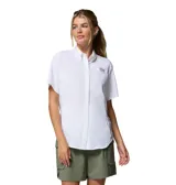 Camisa de manga corta Columbia modelo Tamiami II SS Shirt, color blanco, con cuello camisero, cierre frontal con botones, bolsillo en el pecho con detalle de presilla portacañas y ventilación trasera forrada en malla.