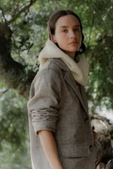 Tapado de corte recto y largo midi, confeccionado en tejido con textura de espiga en tonos grises. Presenta solapas clásicas, cierre frontal con botones y bolsillos laterales amplios con solapa.