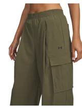 Pantalón cargo de corte holgado en color verde militar, confeccionado en tejido ripstop técnico con tecnología repelente al agua. Presenta cintura elástica, bolsillos laterales y bolsillos cargo con solapa en los muslos, con el logo de la marca bordado discretamente.