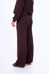 Pantalon de tejido de punto, corte ancho y tiro alto, con cintura elástica.