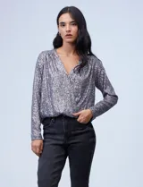 Blusa gris de microtul bordado con lentejuelas, escote en V cruzado y ruedo elastizado.