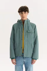 Campera verde azulado con capucha, cierre con botones a presión, múltiples bolsillos y corte estándar.