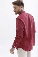 Camisa de lino color crudo, de manga larga y corte clásico.