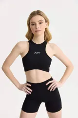 Top deportivo tipo halter de ajuste ultra contenedor, con cuello redondo y logo estampado en el centro del pecho.