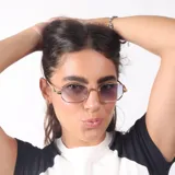 Lentes de sol con armazón metálico negro y cristales oscuros de forma hexagonal. Cuentan con protección UV400 y diseño moderno.