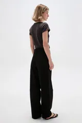 Pantalón jean negro de tiro alto y corte recto.