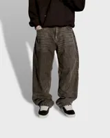 Pantalón jean baggy color gris (negro gastado) con corte mega baggy.