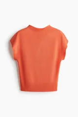 Top en punto fino tupido color naranja con cuello elevado corto y manga japonesa, con remate acanalado en el bajo.