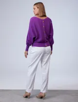 Buzo marca Cupio de tejido acanalado color azul. Tiene mangas largas estilo dolman y aplique de botones en la espalda.