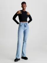 Remera Calvin Klein negra de punto canalé con doble capa y efecto 2 en 1. Tiene mangas largas con hombros descubiertos y logo bordado en el lateral. Corte slim cropped.